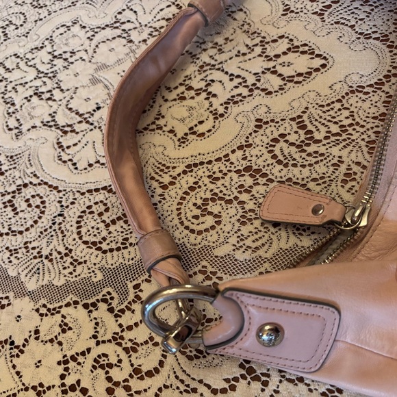 Baby pink leather coach shoulder bag - Picture 13 of 14